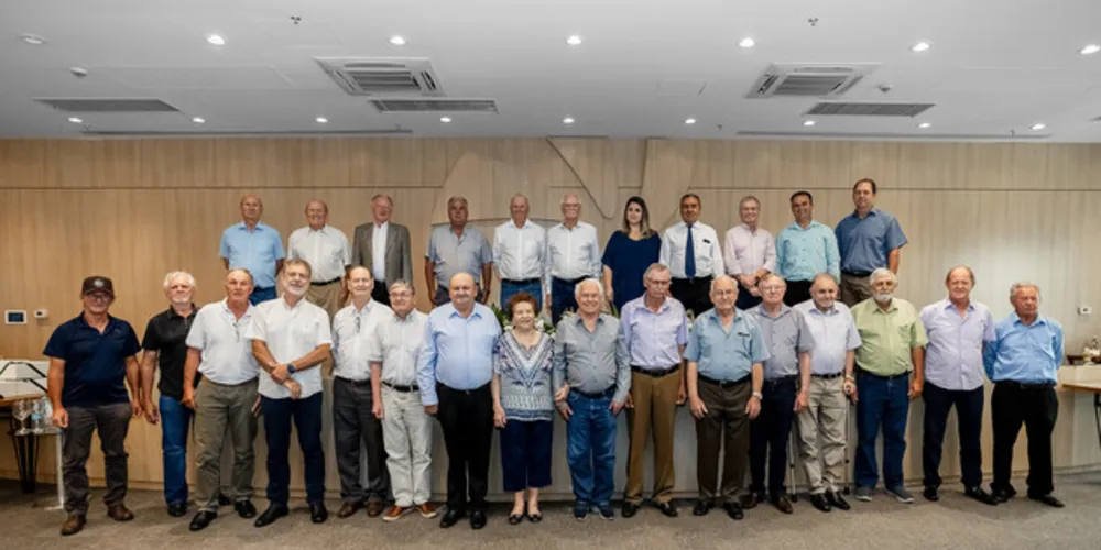 O ápice do evento foi a entrega de presentes especiais e placas a todos os sócios-fundadores e seus familiares presentes, assim como aos ex-conselheiros que foram homenageados