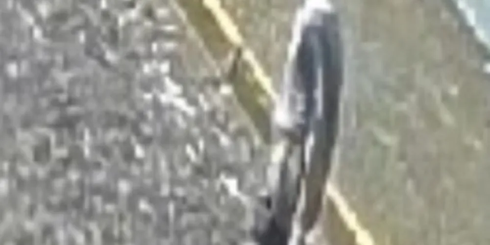 Imagens de câmera de segurança mostram o momento em que o rapaz se aproxima do carro