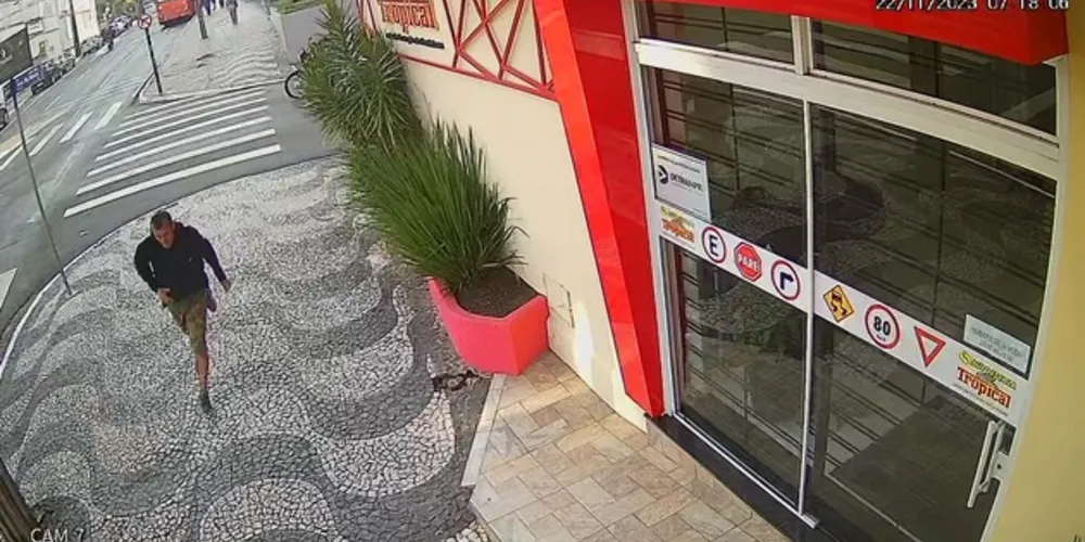Câmera de segurança flagrou o suspeito da ação criminosa