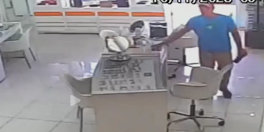 Câmera mostra o momento da ação de furto do suspeito