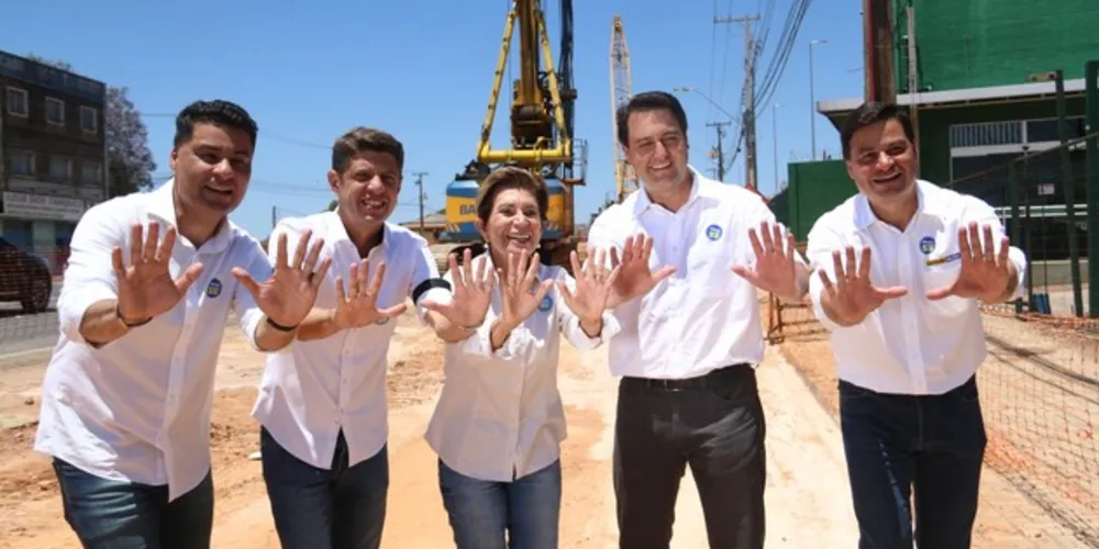 Junto com o governador Ratinho Jr., com o deputado federal e secretário de Infraestrutura Sandro Alex e do então prefeito Marcelo Rangel, Elizabeth Schmidt se comprometeu com a população. “Asfalto em 100% da cidade”.