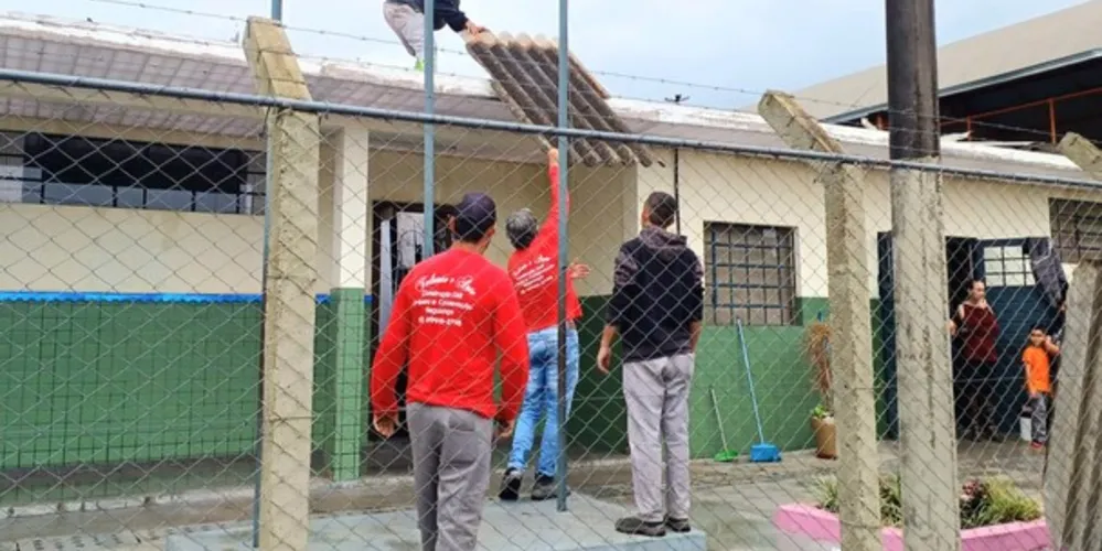 Equipes trabalham na recuperação das escolas