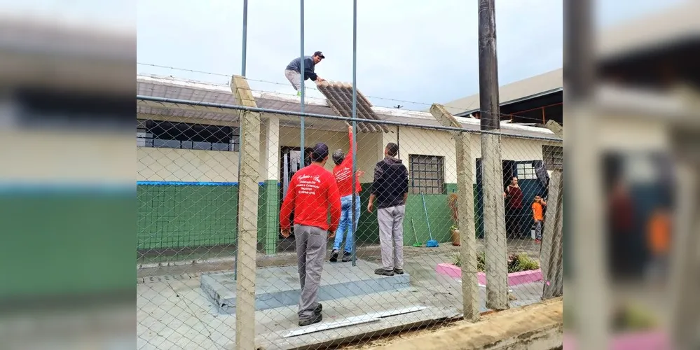 Equipes trabalham na recuperação das escolas