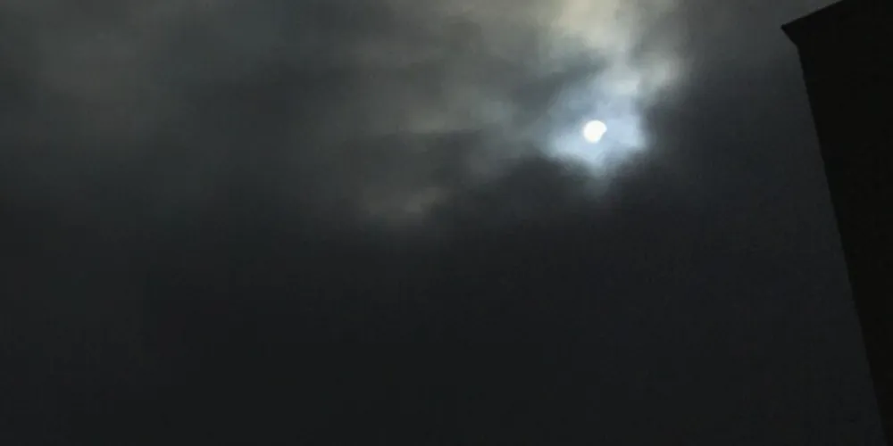 Imagem capturada da sede do Portal aRede, em uma fresta entre as nuvens, às 15h57