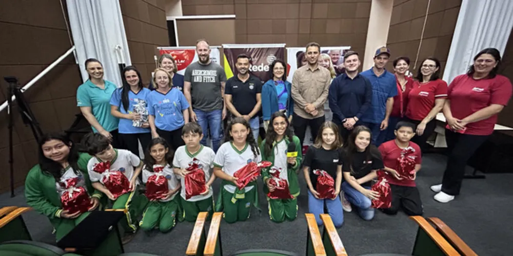 Teatro municipal foi palco da primeira cerimônia do concurso de blogues escolares de 2023