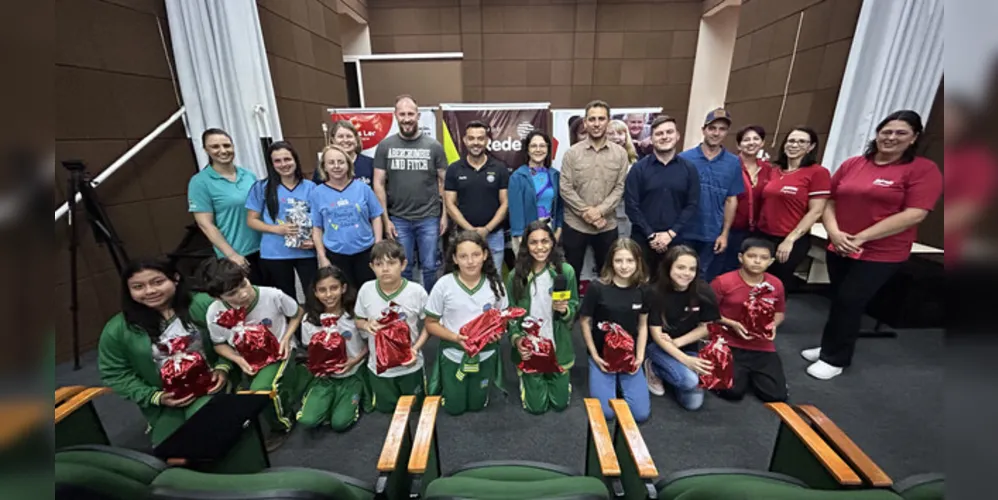 Teatro municipal foi palco da primeira cerimônia do concurso de blogues escolares de 2023