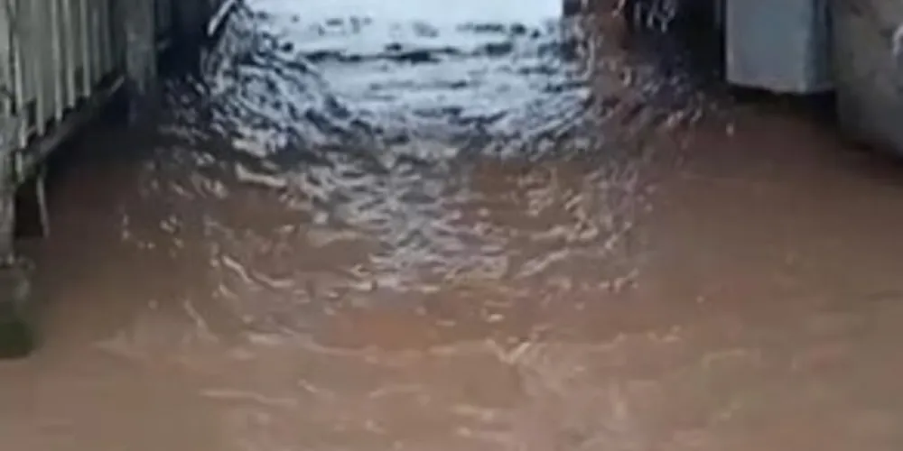 Moradores de Apiaba, em Imbituva, estão com medo do nível da água