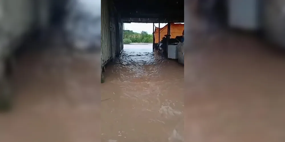 Moradores de Apiaba, em Imbituva, estão com medo do nível da água