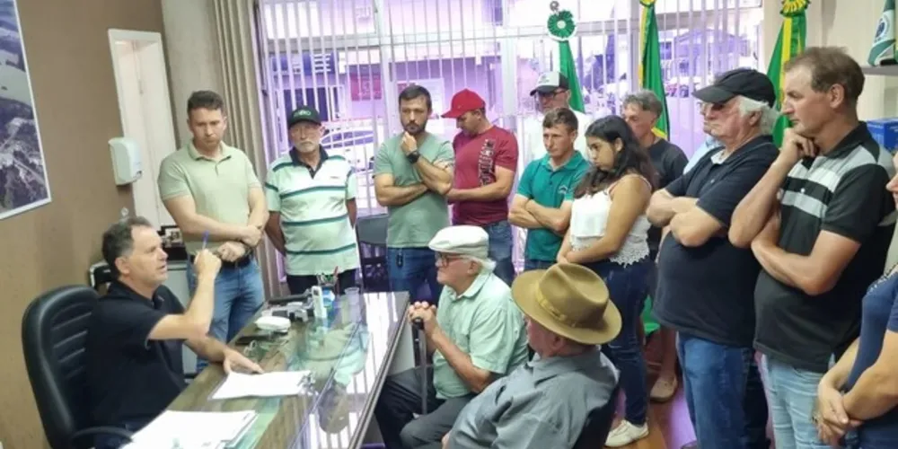 Produtores receberam12 desgranadeiras, nove suqueiras, fogareiros, 180 palanques de concreto e rolos de arame