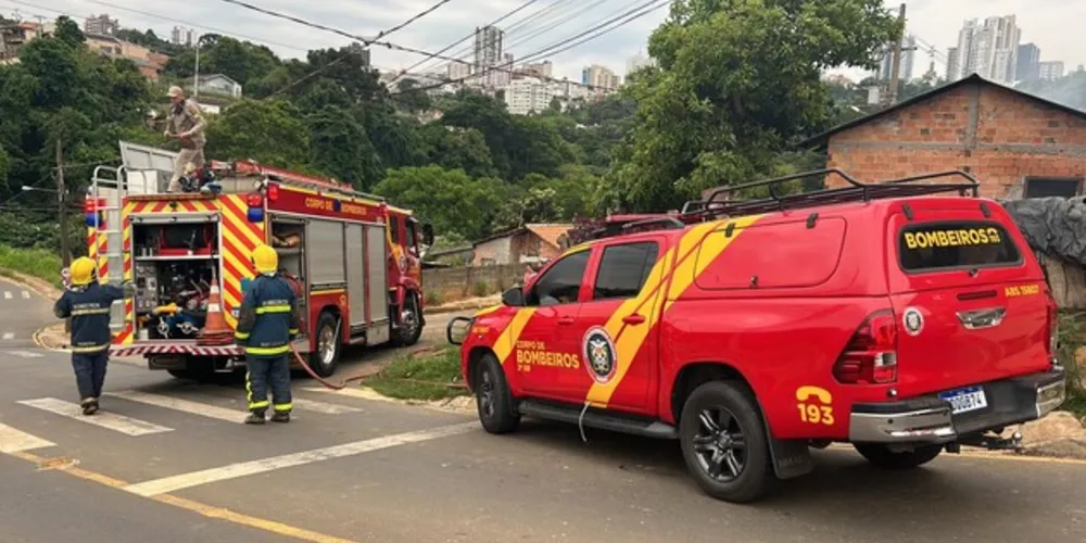 Bombeiros estão combatendo o incêndio