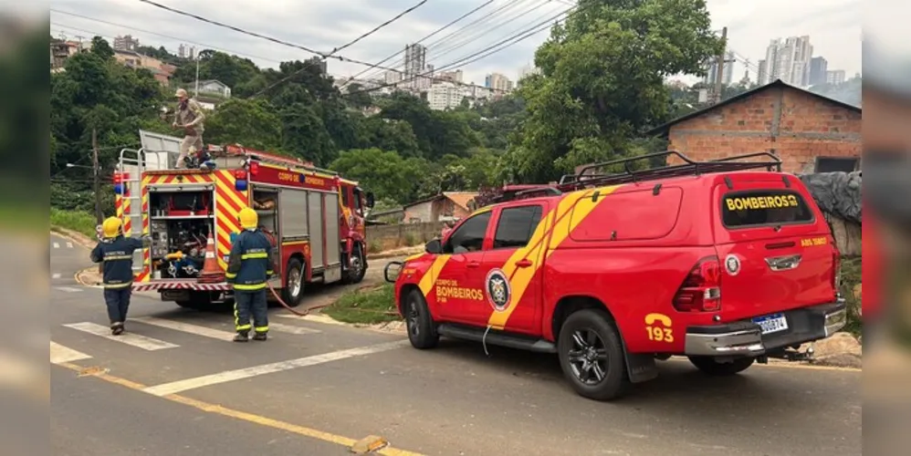 Bombeiros estão combatendo o incêndio