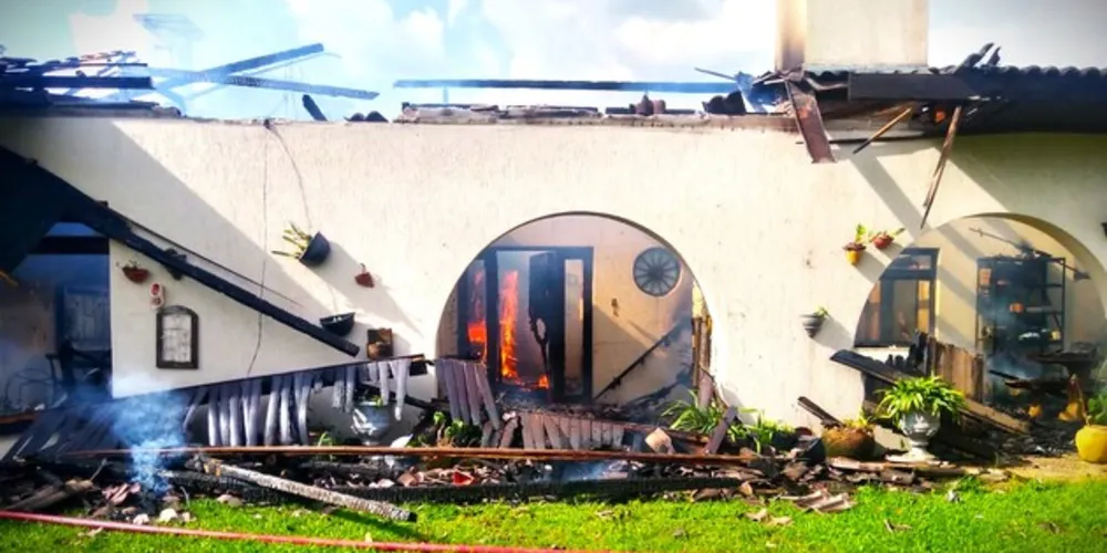 Residência que pegou fogo fica próxima a um estabelecimento comercial conhecido na cidade