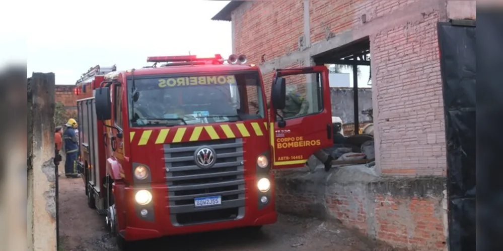 As equipes do Corpo de Bombeiros foram acionadas