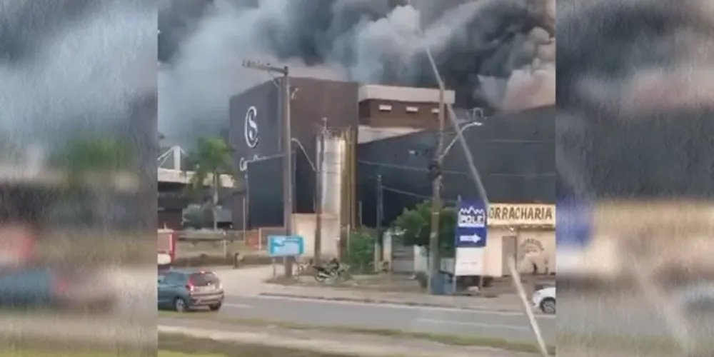 Em cerca de duas horas, os bombeiros diminuíram as chamas