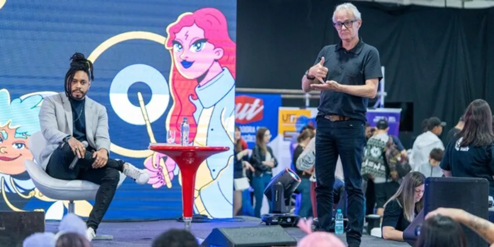 Intérprete de Libras em atuação no Festival Multiverso TriZ em Ponta Grossa