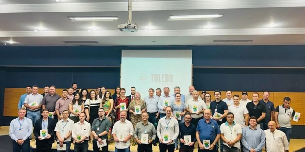 Comitiva com representantes dos municípios que integram a Associação dos Municípios do Centro-Sul do Paraná (Amcespar) visitaram Toledo, na região Oeste, onde puderam ver de perto o resultado da Parceria Público-Privada (PPP) da iluminação pública