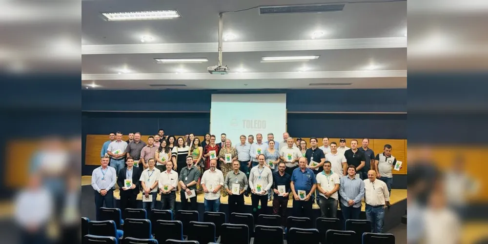 Comitiva com representantes dos municípios que integram a Associação dos Municípios do Centro-Sul do Paraná (Amcespar) visitaram Toledo, na região Oeste, onde puderam ver de perto o resultado da Parceria Público-Privada (PPP) da iluminação pública