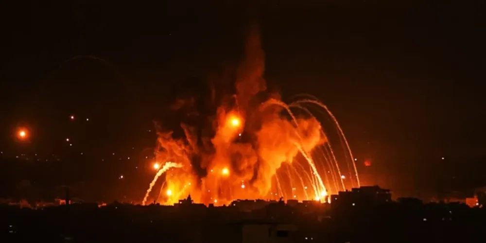 Fumaça e chamas aumentam após ataques aéreos