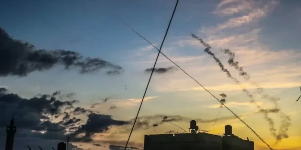 Israel foi alvo de bombardeios e invasões terrestres na manhã deste sábado (7)