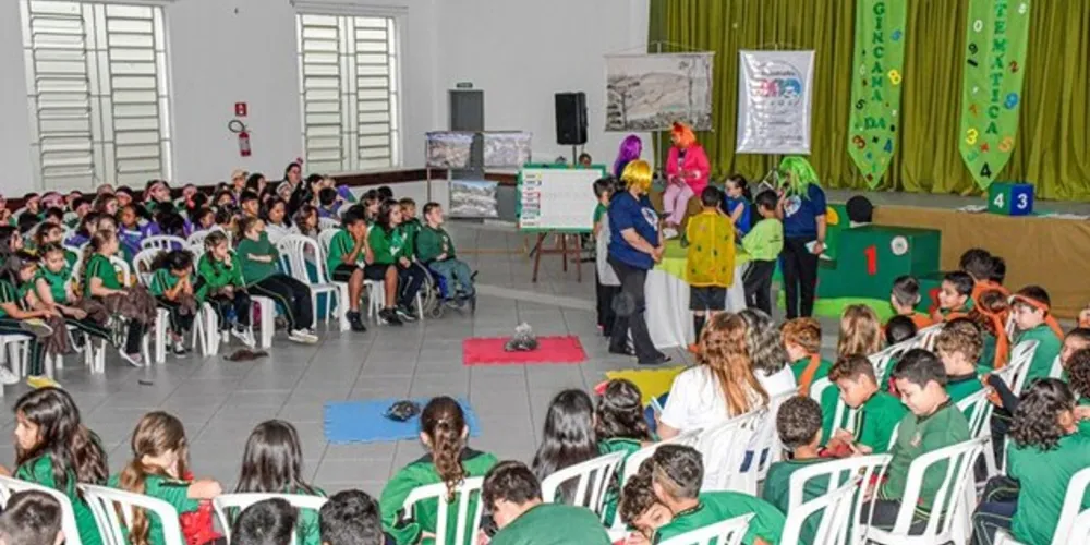 As 11 escolas participantes foram representadas por alunos que responderam às questões e por aqueles que fizeram parte da torcida, incluindo também os professores