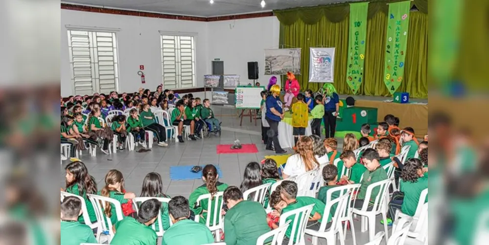 As 11 escolas participantes foram representadas por alunos que responderam às questões e por aqueles que fizeram parte da torcida, incluindo também os professores