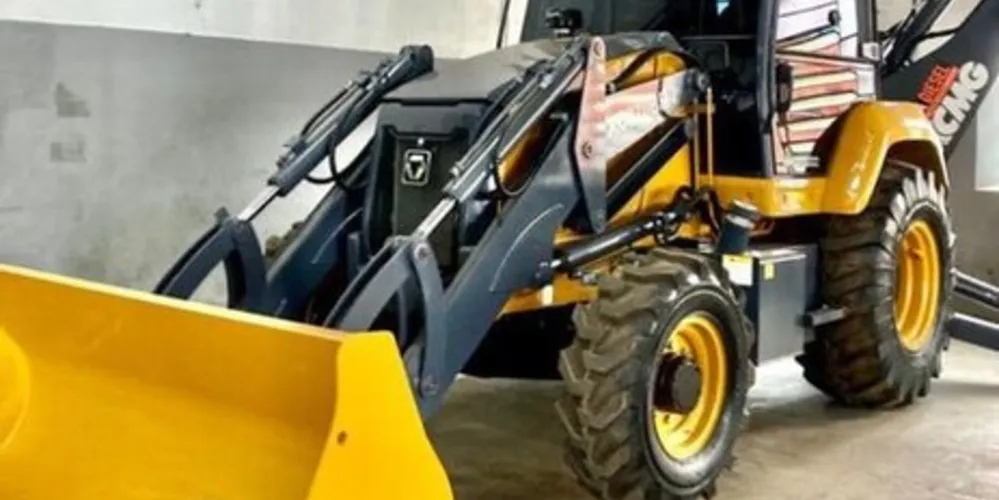 A retroescavadeira 4x4 nova, XCMG, modelo XC870BR-I, foi entregue à Secretaria Municipal de Desenvolvimento Econômico e Agropecuária