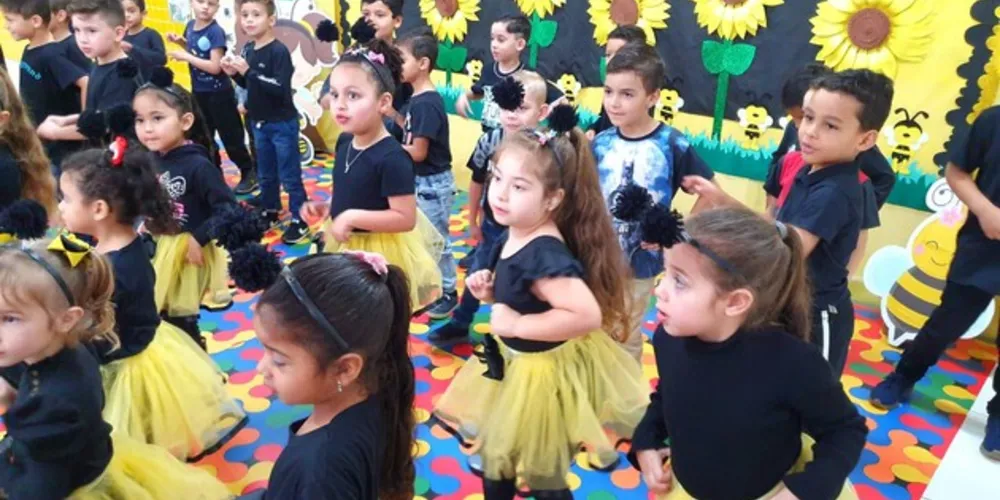 Nesta semana foi a vez do CMEI Vivaldo Sasse, na Vila Romana, receber duas colmeias