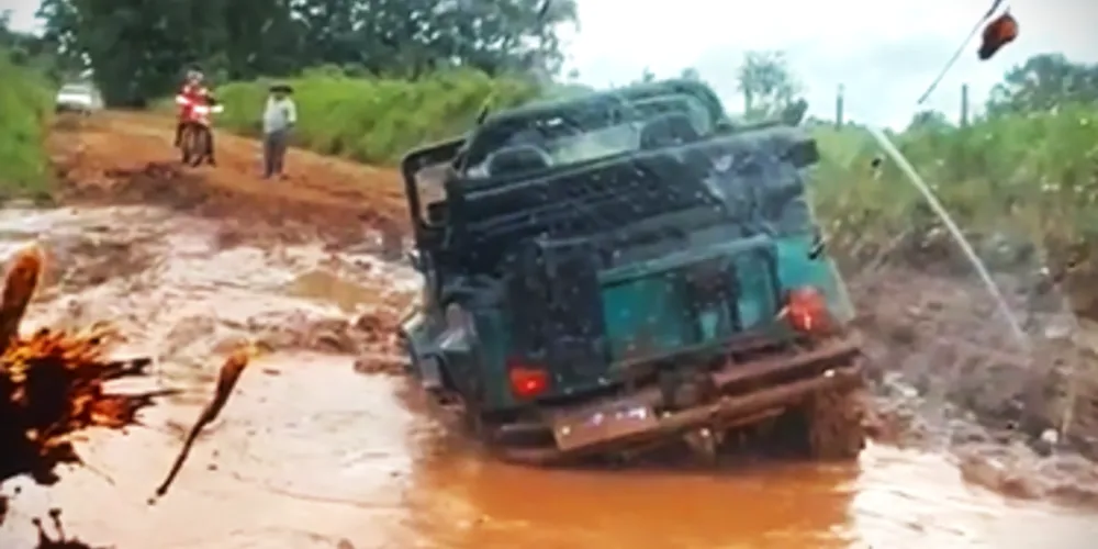 Jeep ficou atolado na 'Estrada de Alagados'