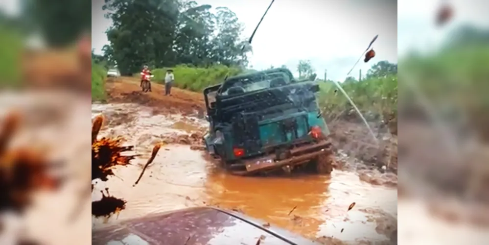 Jeep ficou atolado na 'Estrada de Alagados'