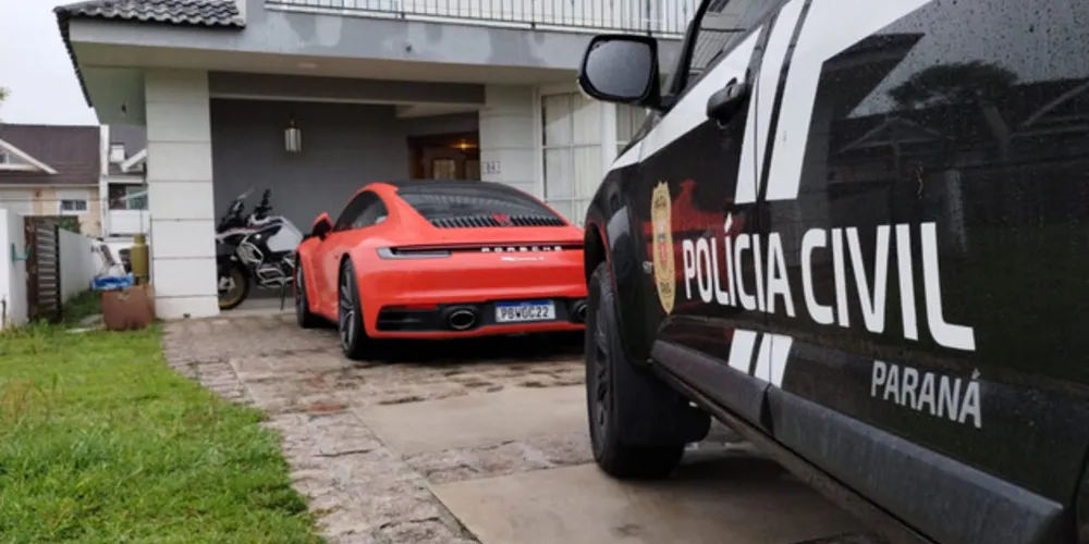 Veículos de luxo também foram apreendidos pelos policiais