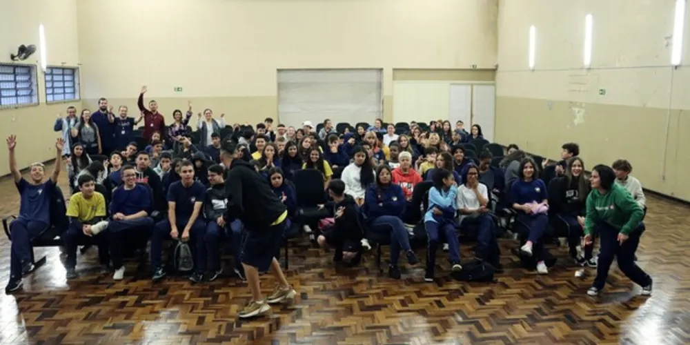 Colégio Estaduais Pres. Kennedy e Senador Correia recebem equipe do Programa Câmara Jovem PG