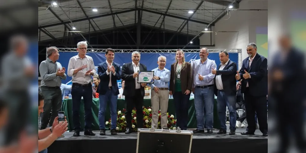 A entrega fez parte da programação da ExpoIrati e aconteceu no Complexo Social Cidade do Idoso