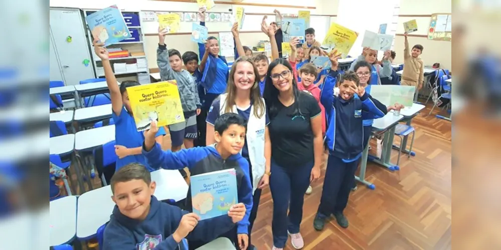 Nas estantes do projeto, espalhadas por 45 pontos em Ponta Grossa e em outros 15 municípios, é possível retirar as duas histórias