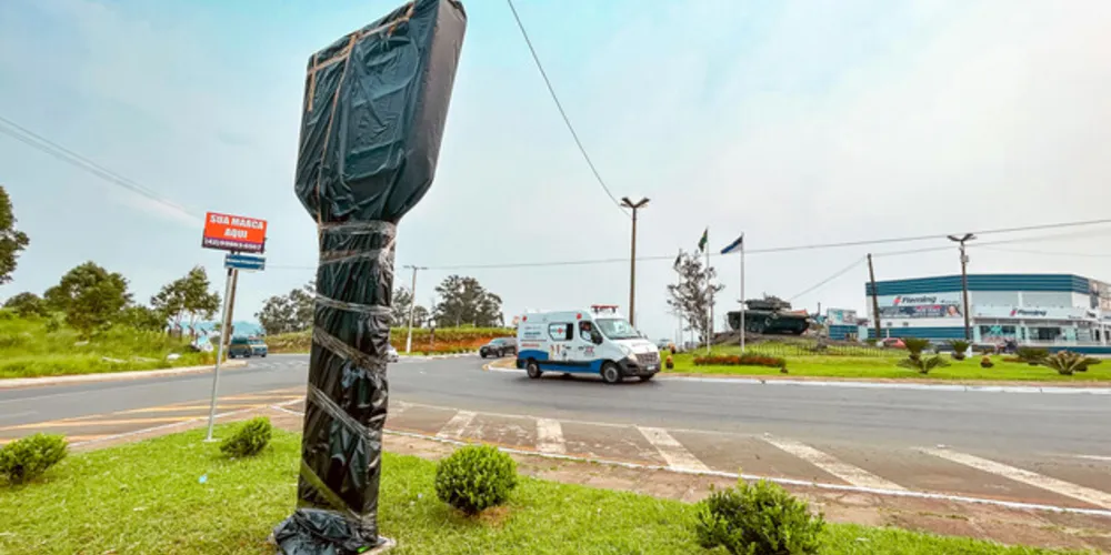 A instalação de um objeto misterioso, coberto por lona, está causando muita curiosidade entre a população de Ponta Grossa