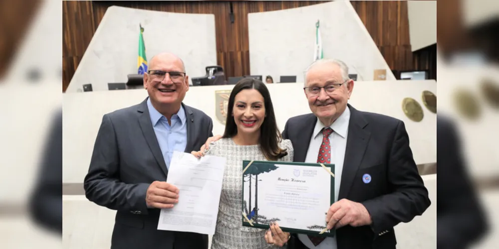 Mabel Canto e homenageados no Poder Legislativo