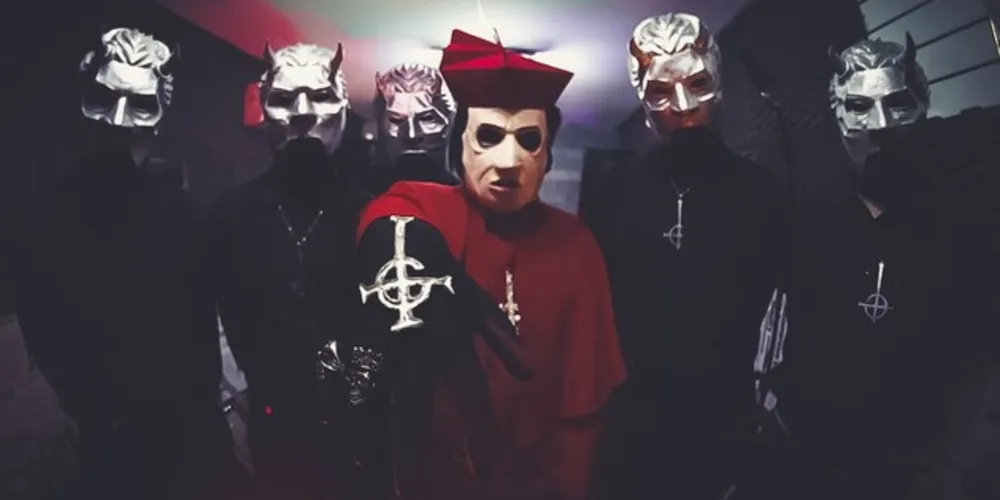 Majesty Ghost Cult faz uma apresentação teatral, com forte presença visual