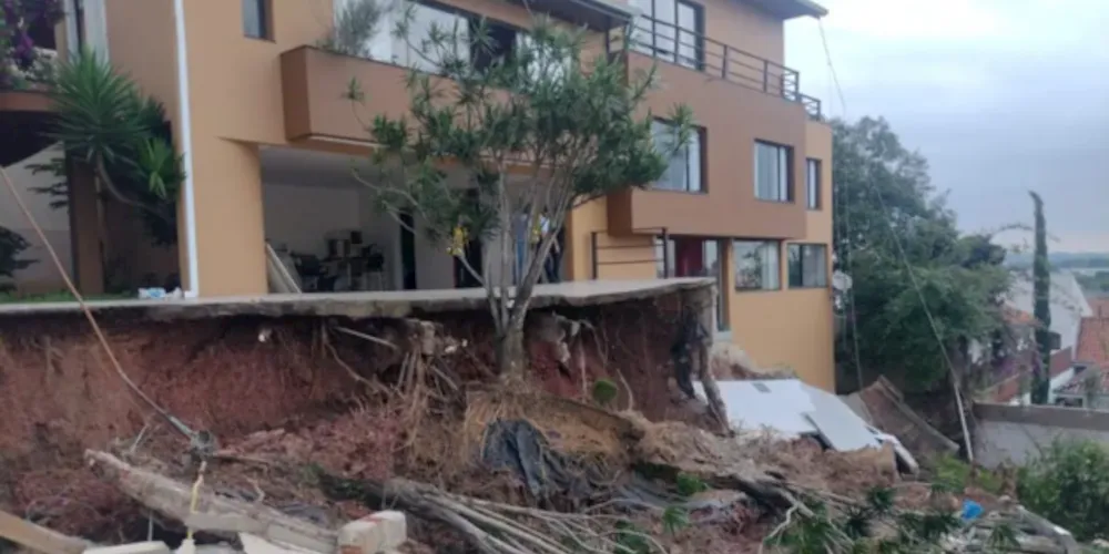 Residência fica no bairro Guabirotuba, em Curitiba