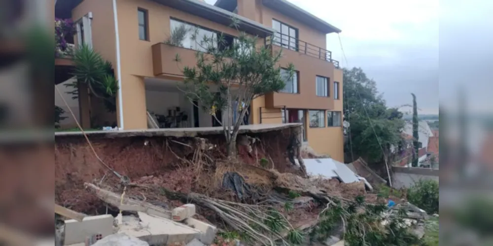 Residência fica no bairro Guabirotuba, em Curitiba