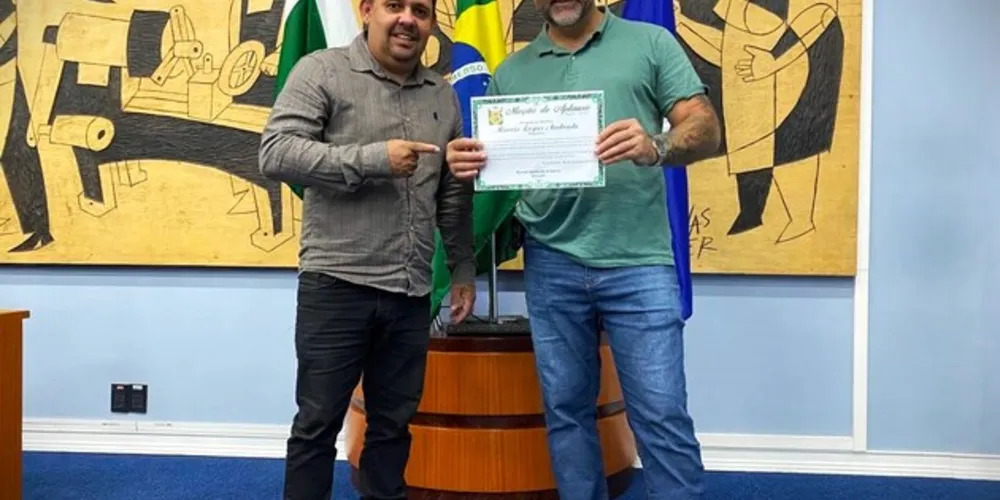 À esquerda o vereador Professor Careca e à direita Márcio Lopes