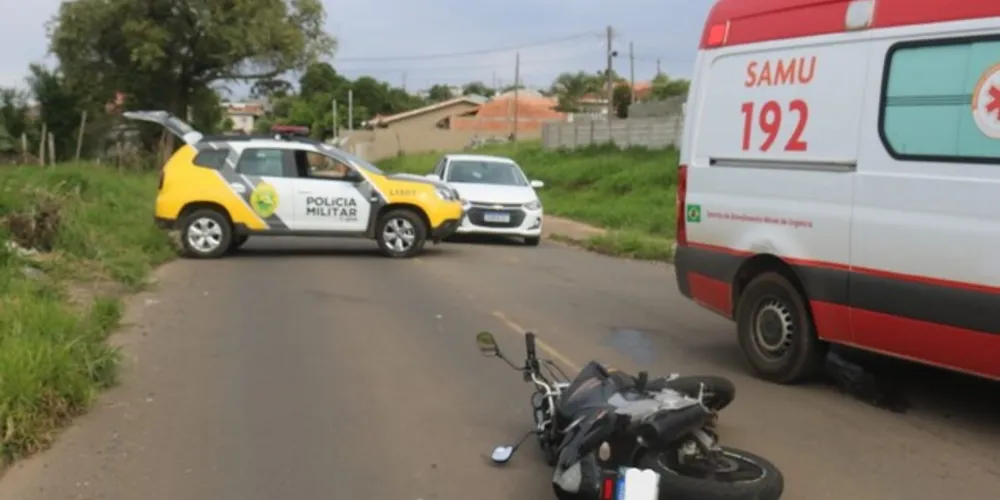 Motociclista acerta traseira de carro e fica ferido