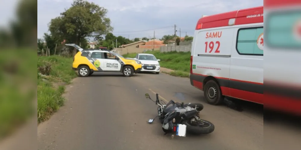 Motociclista acerta traseira de carro e fica ferido