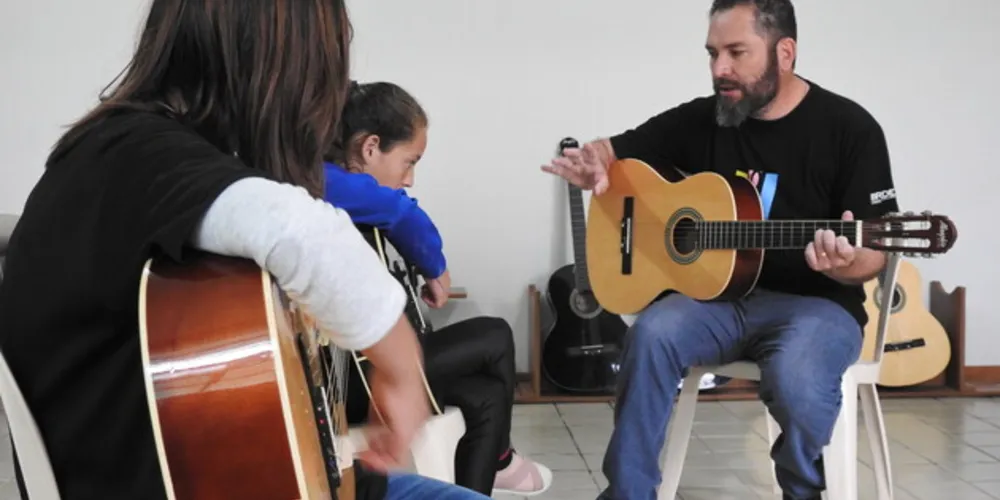 O projeto ‘Música para Todos’ é realizado em parceria com a Vara da Infância e Juventude da cidade