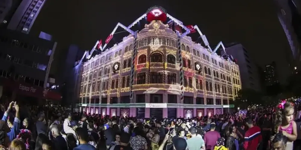 As janelas do histórico Palácio Avenida, no coração de Curitiba, começam a ser decoradas nas próximas semanas para receber um dos eventos natalinos mais famosos do Brasil