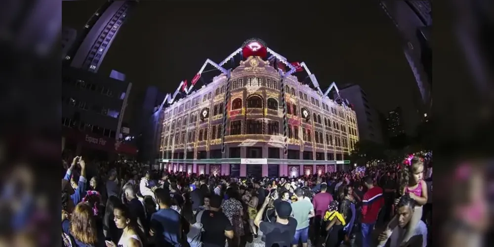 As janelas do histórico Palácio Avenida, no coração de Curitiba, começam a ser decoradas nas próximas semanas para receber um dos eventos natalinos mais famosos do Brasil