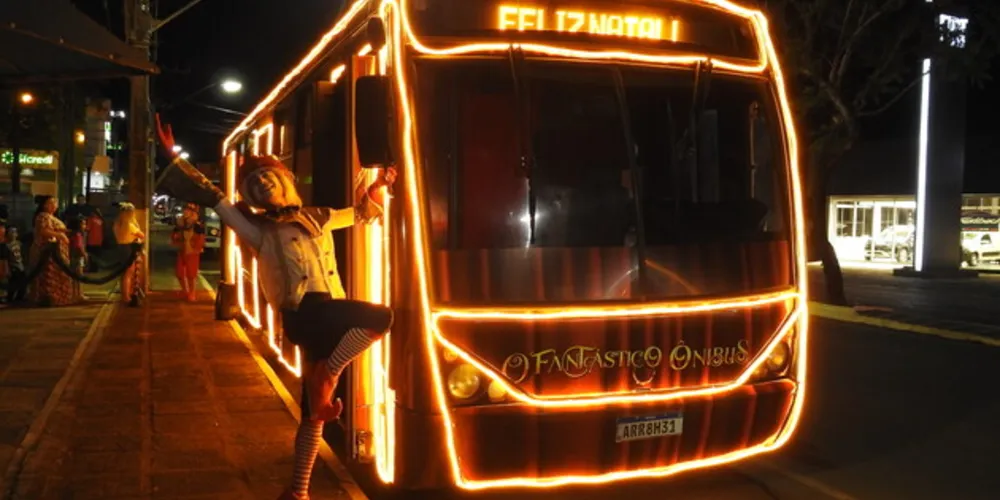 No interior do ônibus, os visitantes podem conhecer o Setor de Recebimento das Cartinhas do Mundo, o Mundo Encantando dos Duendes, a Fábrica de Brinquedos, a Fábrica de Doces e a Fábrica de Sentimentos