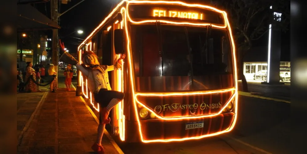 No interior do ônibus, os visitantes podem conhecer o Setor de Recebimento das Cartinhas do Mundo, o Mundo Encantando dos Duendes, a Fábrica de Brinquedos, a Fábrica de Doces e a Fábrica de Sentimentos