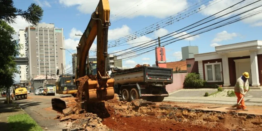 O serviço teve início na segunda-feira (09), com reparo profundo na Rua Leopoldo Guimarães da Cunha