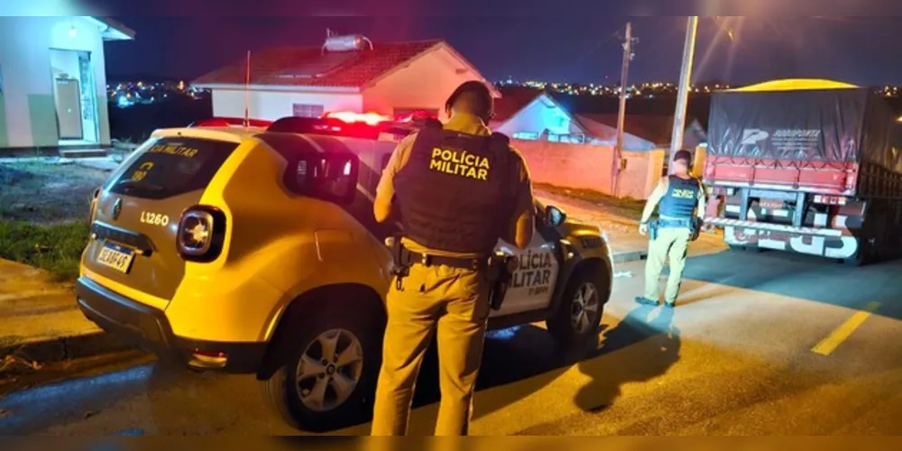 Equipe da Polícia Militar (PM) esteve no local realizando o Boletim de Ocorrência