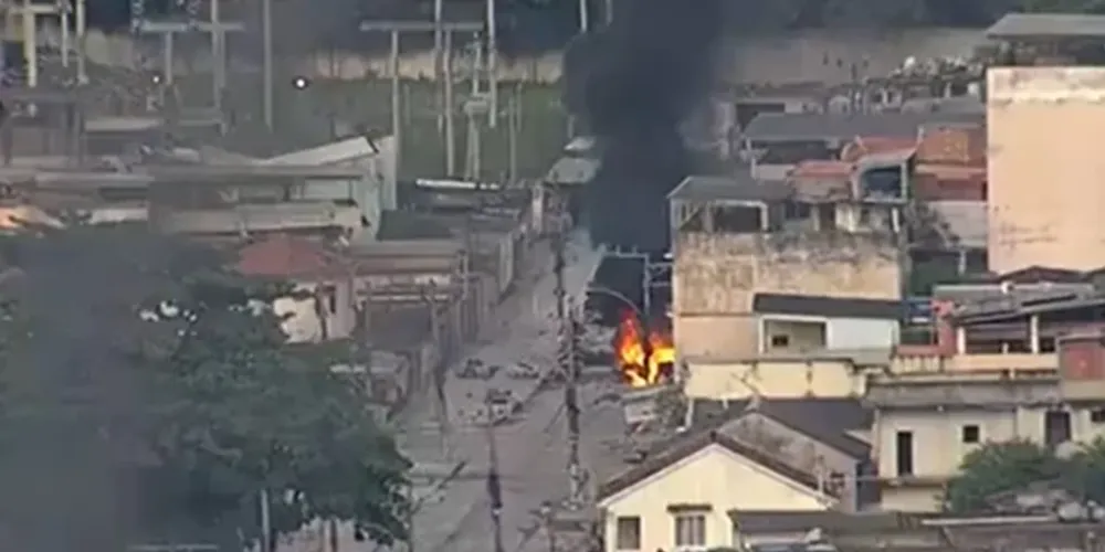 Há relatos de intensos tiroteios em todas as favelas