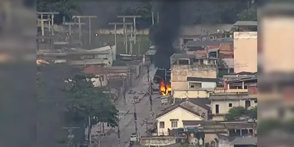 Há relatos de intensos tiroteios em todas as favelas